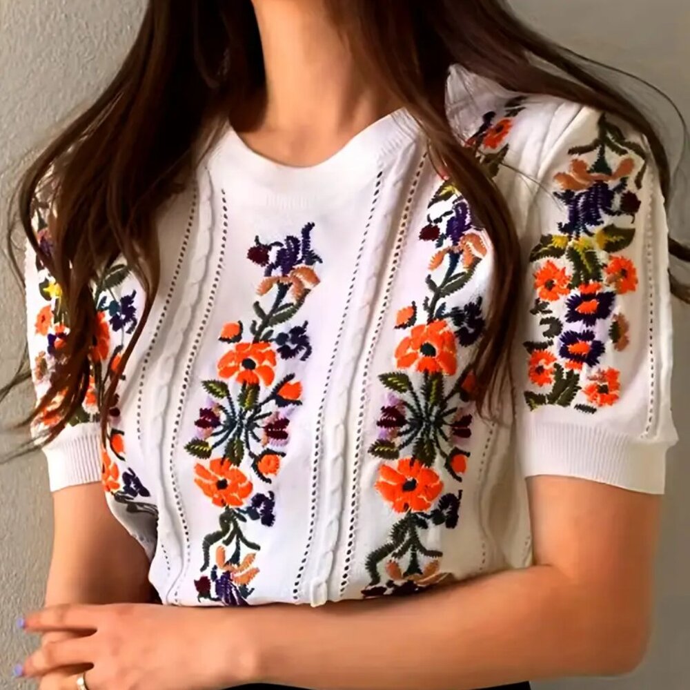Embroidered Floral Short Sleeve Knit Top | Small